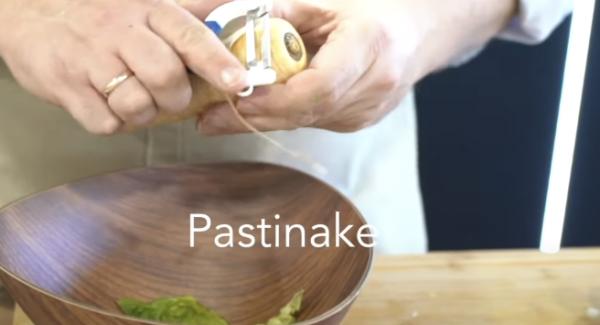 Eine Pastinake schälen.