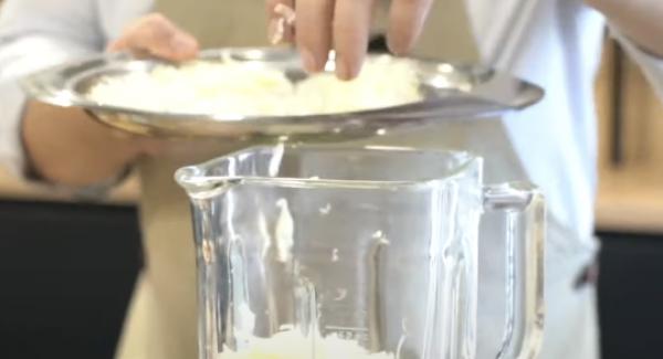 ca. 150g frischen Parmesan hobeln und in den Mixer dazugeben.
