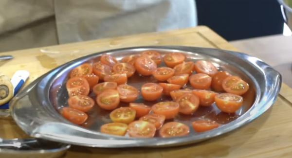 Die Tomaten auf ein Blech legen und gut salzen.