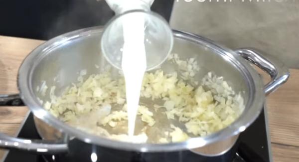 Sobald die Zwiebeln leicht goldig sind, den Herd komplett ausschalten und alles mit den 400ml Milch ablöschen.