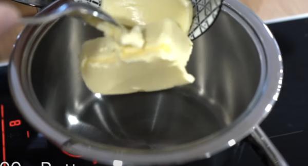 In einen kleinen Topf 100g Butter geben. Anschließend den Herd auf Stufe 8 von 9 einschalten. Warten bis die Butter komplett geschmolzen ist.