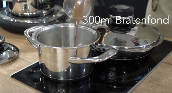 Sobald die Zwiebeln leicht glasig geworden sind, mit 300ml Bratenfond ablöschen.