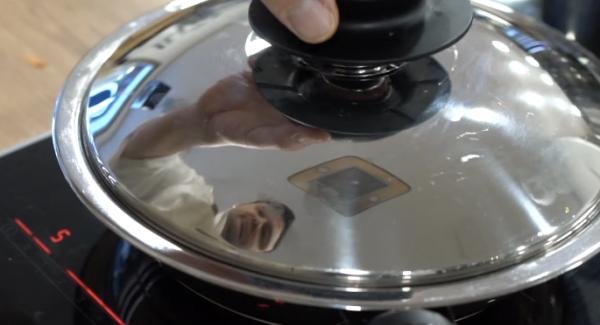 Die Hotpan mit dem Deckel verschließen und den Audiotherm abschrauben. Nach ca. 3 Minuten das Hähnchen wieder gewendet werden. Danach den Herd komplett ausschalten.