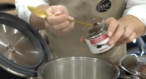 Sobald das Wasser aufgekocht ist und die Butter zerschmolzen ist, den Mark einer Vanilleschote hineingeben.