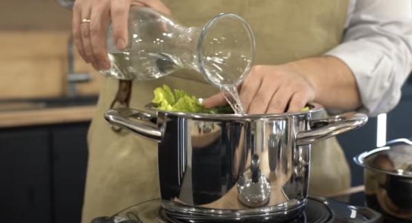 Die Wirsingblätter in einen 4,0L Topf mit Softiera-Einsatz legen. Anschließend ca. 200ml Wasser in den Topf gießen.