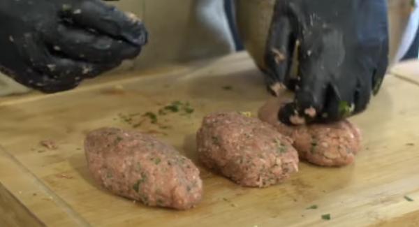 Aus der Hackmasse 4 gleich große Bällchen Formen.