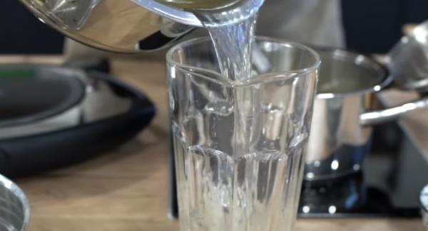 Die hälfte des Fonds abreißen in ein Glas abgießen.
