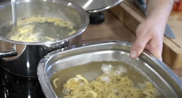 Sobald die Spätzle fertig sind, die Spätzle direkt in ein Behältnis mit kalten Wasser geben.