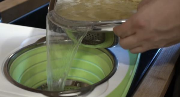 Sobald der Teig aufgebraucht ist, das Wasser aus den Spätzle aussieben und direkt mit kalten Wasser abschrecken.