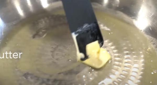 2EL Butter in die kalte Hotpan geben. Anschließend den Navigenio auf Stufe 6 einschalten und warten bis die Butter komplett geschmolzen ist.