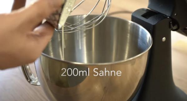 3 Eier und 200ml Sahne in eine Küchenmaschine geben und verrühren.