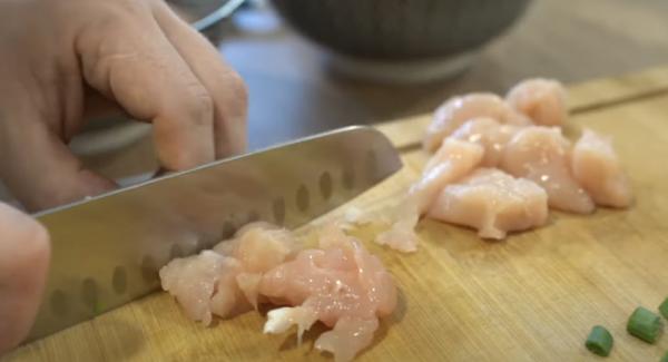 400g Hähnchenbrust in Streifen schneiden.