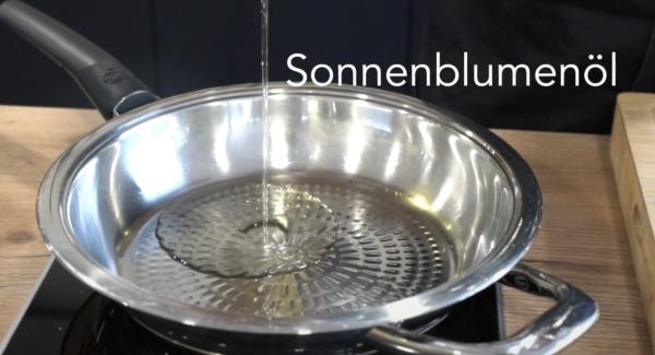 Sobald das Fleischsymbol erreicht ist, den Herd auf Stufe 6 reduzieren und ca. 3 EL Sonnenblumenöl in die Hotpan geben.