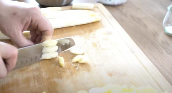 700g Kartoffeln in kleine Würfel scheiden. Anschließend 700g Spargel schälen und klein scheiden.