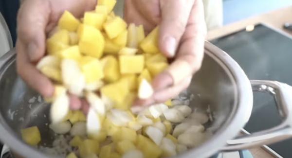 Sobald die Zwiebeln leicht glasig sind, die Kartoffeln und den Spargel dazugeben.