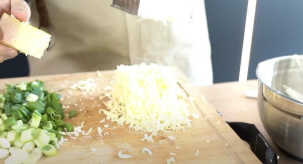 In der Zwischenzeit, ein Bund Petersilie und Frühlingszwiebeln klein schneiden. Danach ca. 200g Bergkäse reiben.