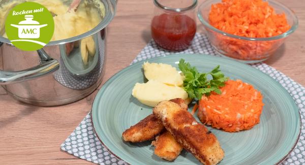 Fischstäbchen mit einem Möhrensalat