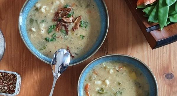 Danach mit dem AMC-Gewürze noch verfeinern und nochmals gut abschmecken. Die getrockneten Steinpilze zwei Stunden vorher in ein kaltes Wasserbad legen. Die leckere Suppe in einer Schüssel/Teller anrichten. Jetzt noch mit gehackten Kräutern und den weichen Pilzen verfeinern. "MAHLZEIT"