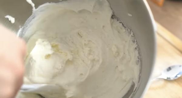 Danach die 250g Ricotta vorsichtig unterrühren. Anschließend kann alles in einen Spritzbeutel gegeben werden.