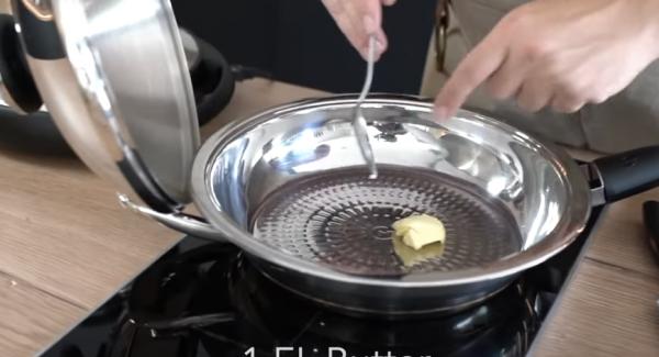 In der Zwischenzeit 1 EL Butter in die Hotpan geben. Den Herd auf Stufe 8 von 9 einschalten und warten bis die Butter schaumig wird.