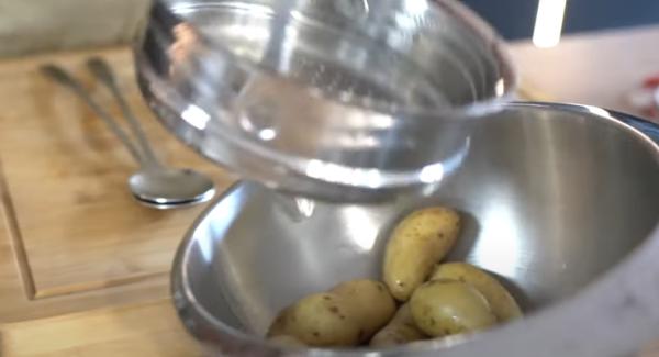 Die Kartoffeln in eine Schale geben und leicht abkühlen lassen.