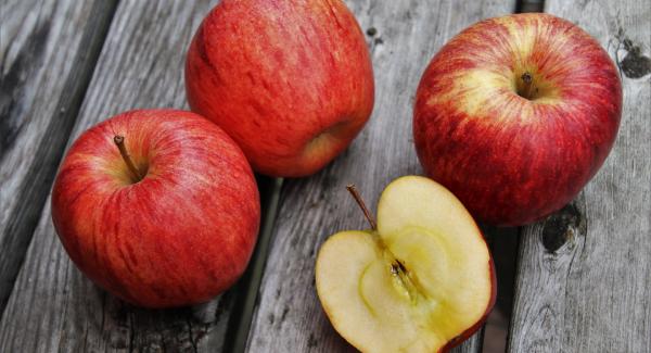 Vorbereitung / Teig

Einstweilen die Äpfel schälen, entkernen und in 1 cm dicke Scheiben (Ringe) schneiden.

Mehl, die Milch, die Eier , Vanillezucker, Zitronenschale und das Rum in der AMC Rührschüssel mit einen Schneebesen zu einem glatten Teig verrühren. 

Einstweilen die Äpfel schälen, entkernen und in Scheiben schneiden.