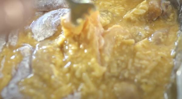In die Ei-Parmesan-Masse ebenfalls das Hähnchen von beiden Seiten wälzen.