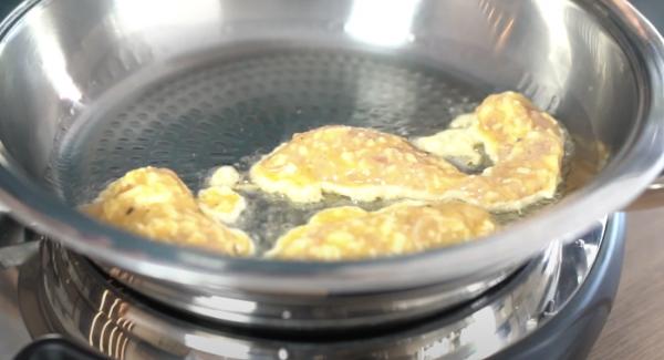 Das Hähnchen vorsichtig in die Hotpan geben.