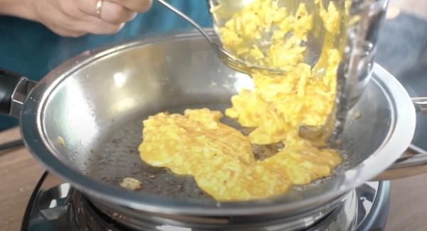 Die restliche Ei-Parmesan-Masse kann noch für ein Omelett verwendet werden. Hierzu einfach den Navigenio komplett ausschalten und die Ei-Parmesan-Masse hinzugeben. Das Ganze für 2 Min stehen lassen.