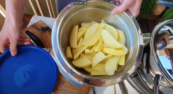 Kartoffel schälen und in Spalten schneiden - ideal mit unserem Santocu Messer.
Vorzugsweise in unsere Kombischüssel geben und nach Belieben würzen und das Stamperl Öl drübergeben. Deckel draufsetzen und schütteln um die Gewürze mit Öl und Kartoffel gut zu vermischen.