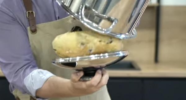 Nach Ablauf der Zeit, das Brot in den Servierdeckel stürzen und abkühlen lassen.