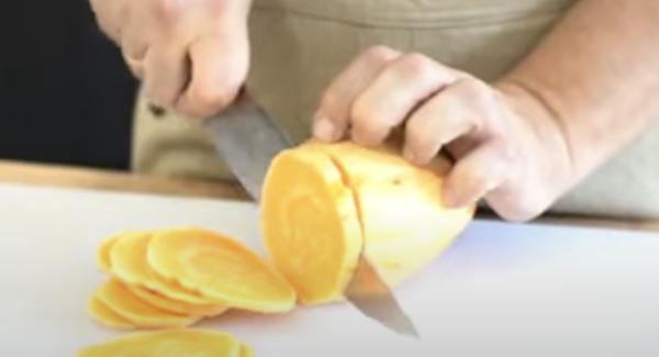 Die Süßkartoffel schälen und in Scheiben schneiden.