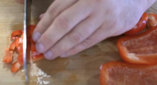 Anschließend eine Paprika in Würfel schneiden.