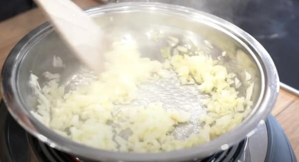 Direkt danach die Zwiebeln in die Hotpan geben.