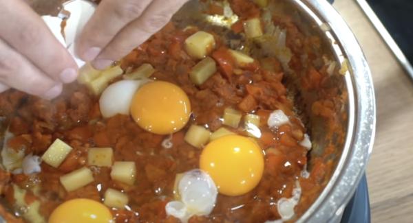 4 Eier dazugeben und die Hotpan mit dem Deckel verschließen und warten bis das Ei gestockt ist.