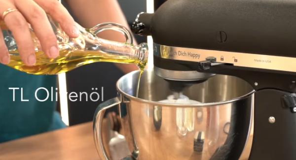 Zu dem Teig ca. 1 EL Olivenöl dazugeben und den Teig aus der Küchenmachine auf eine bemehlte Fläche legen.