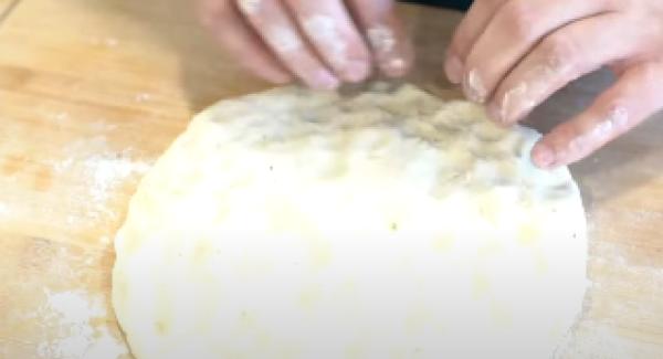 In der Zwischenzeit das Brot mit den Fingern glatt formen.
