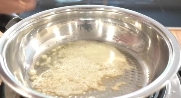 Direkt danach in die noch kalte Hotpan 1EL Butter geben. Warten bis die Butter geschmolzen ist und Bläschen bildet. Danach kann die Navigenio ausgeschaltet werden.