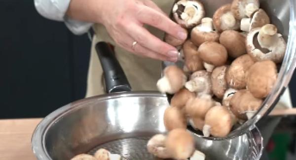 Anschließend die Champignons in die Hotpan geben.