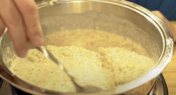 Nach Ablauf der Zeit den Porridge gut durchrühren.