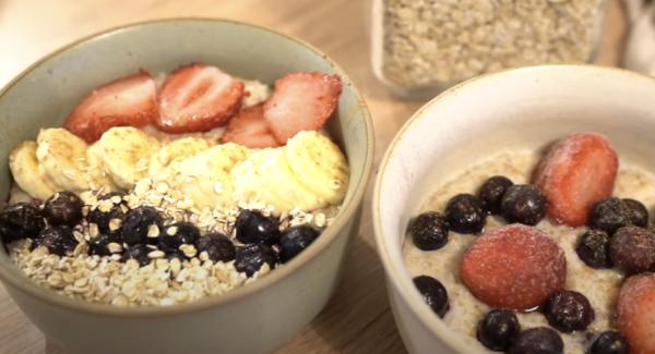 Den  Porridge nach belieben mit Früchten anrichten.