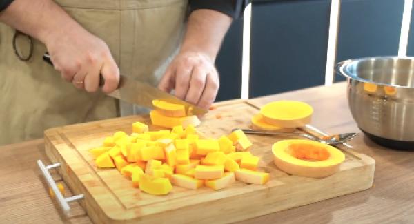 Ein Butternut Kürbis entkernen und in kleine Stücke schneiden.