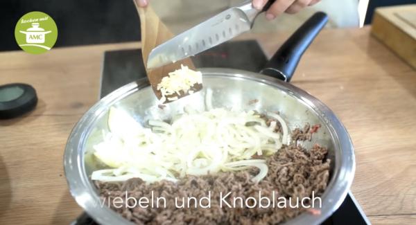 Sobald der Audiotherm ruft, Hackfleisch gut anbraten, in der Pfanne zur Seite schieben und Zwiebeln mit dem Knoblauch mit anbraten.