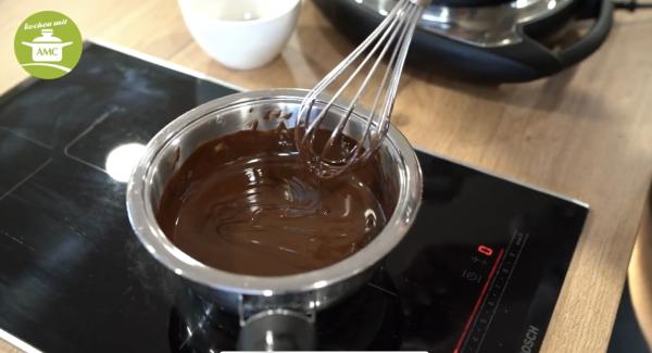 Butter und ca. 150g Schokolade auf niedriger (!) Stufe erwärmen, bis alles verschmolzen ist.