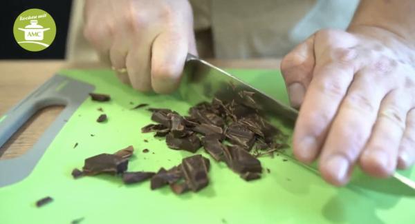 Übrige Schokolade klein hacken und unter die Teigmasse heben.