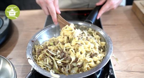 Im Anschluss die Nudeln in die Hackfleisch-Pfanne hinzugeben und mit unterrühren.