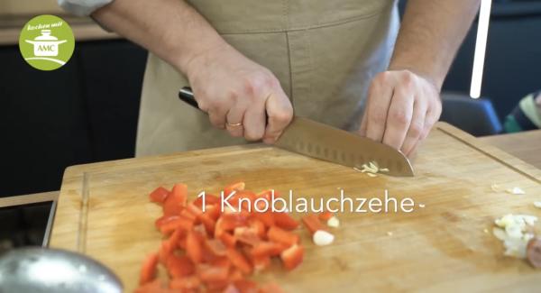 Knoblauch klein hacken und in den Topf hinzufügen.