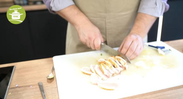 Das Hähnchenbrust-Filet in dünne Scheiben schneiden und in der Soße kurz zu Ende garen.