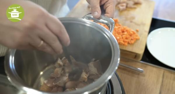 Hähnchen peu a peu scharf anbraten und im Topf zur Seite schieben.