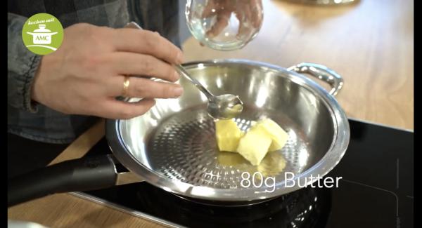 Butter in die noch kalte Pfanne hinzufügen und schmelzen lassen
